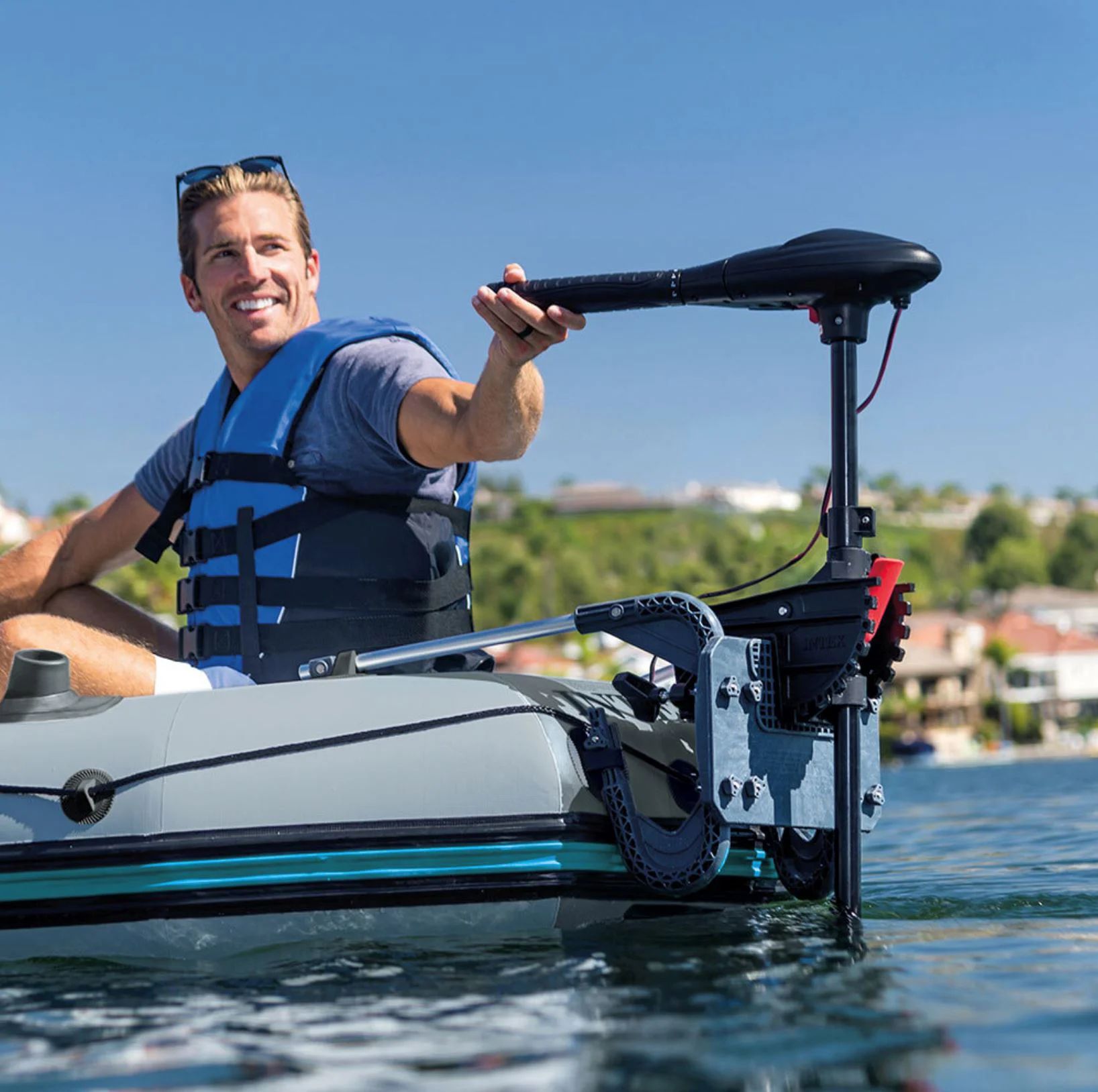 Электромотор INTEX 12V мощностью 420 W для надувных лодок foto