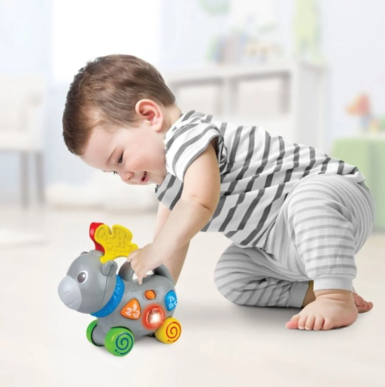 Обучающая игрушка на колёсах Winfun Олень со звуками и светом foto