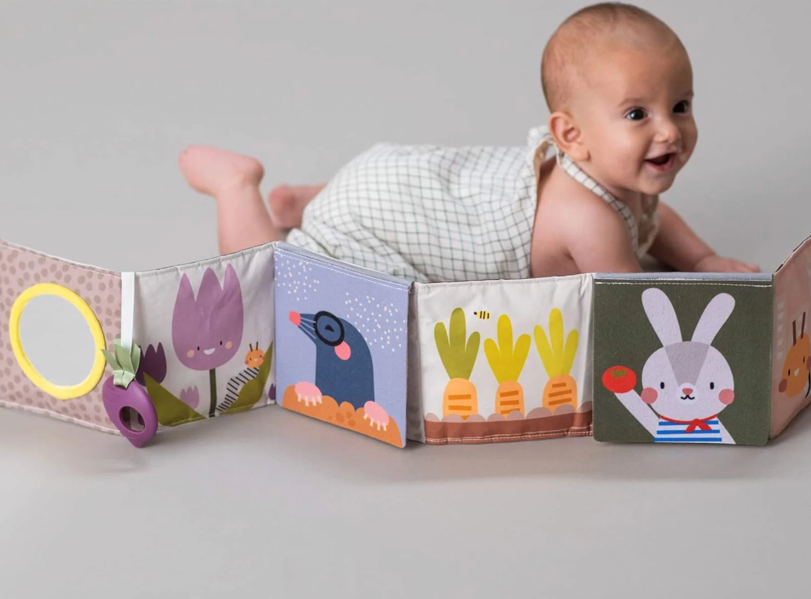 Carte textila plianta Taf Toys Iepurasii, Gradina din oras foto