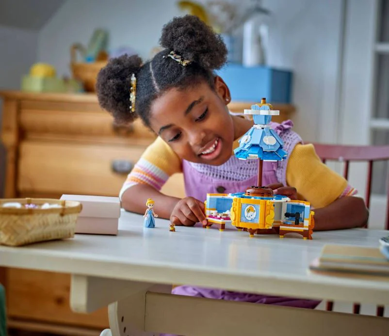 LEGO Disney - Rochia Cenusaresei, 474 el. foto