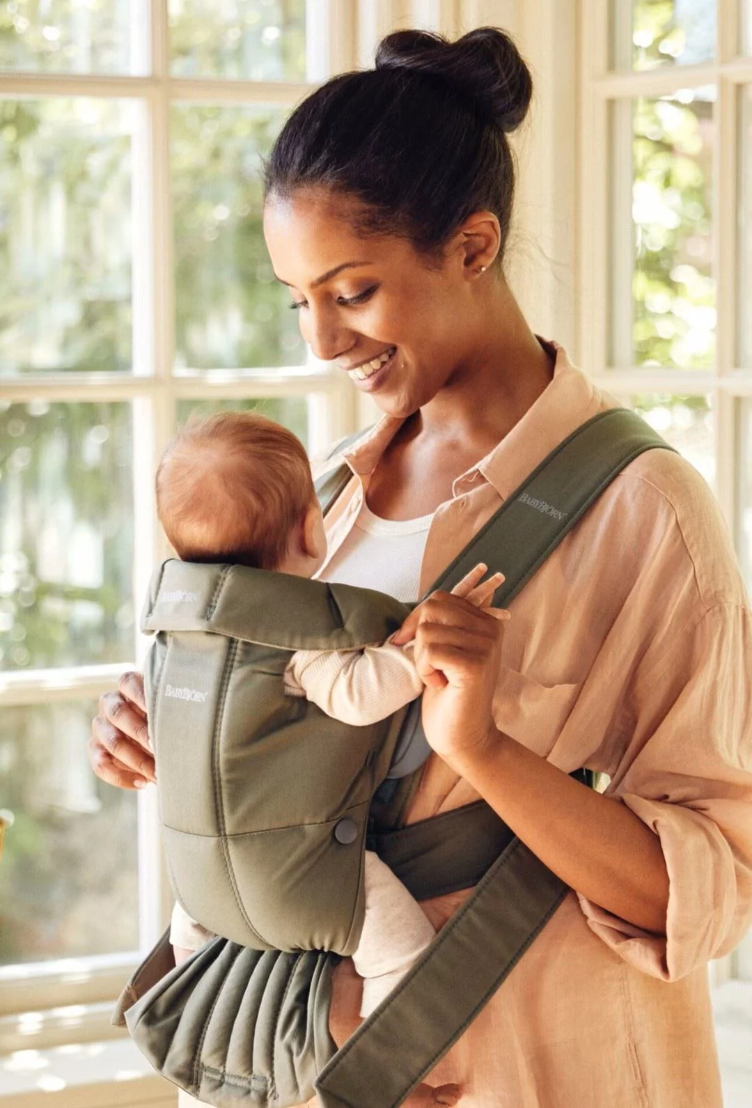 Marsupiu anatomic BabyBjorn Mini Dark Green cu pozitii multiple de purtare, Woven foto