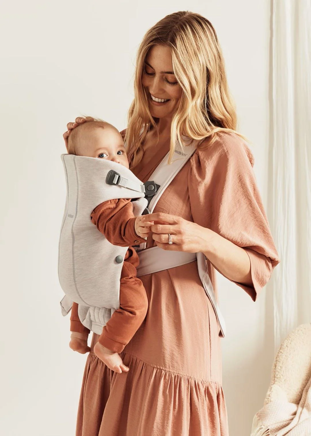 Marsupiu anatomic BabyBjorn Mini Light Beige cu pozitii multiple de purtare, 3D Jersey foto