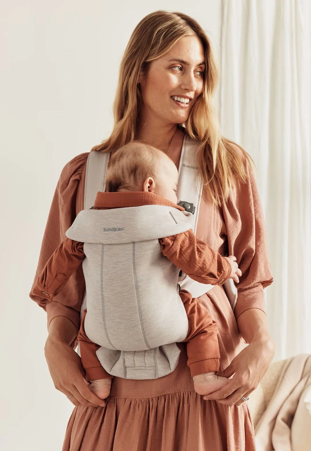 Marsupiu anatomic BabyBjorn Mini Light Beige cu pozitii multiple de purtare, 3D Jersey foto