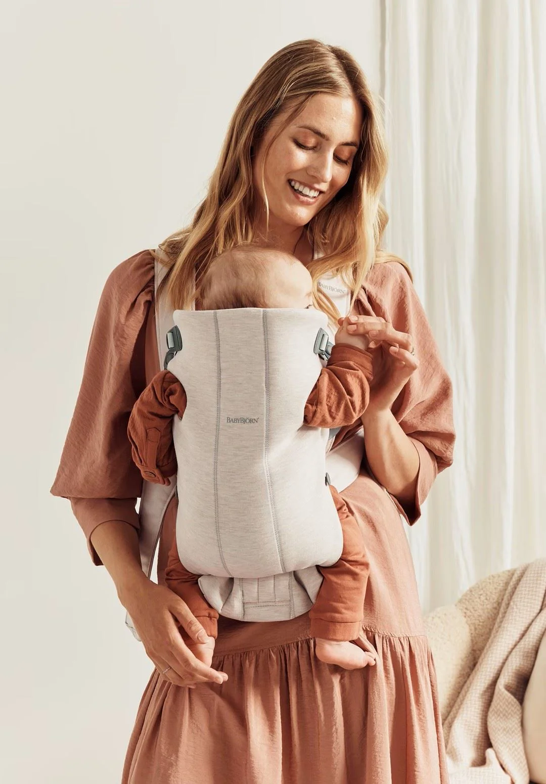 Marsupiu anatomic BabyBjorn Mini Light Beige cu pozitii multiple de purtare, 3D Jersey foto
