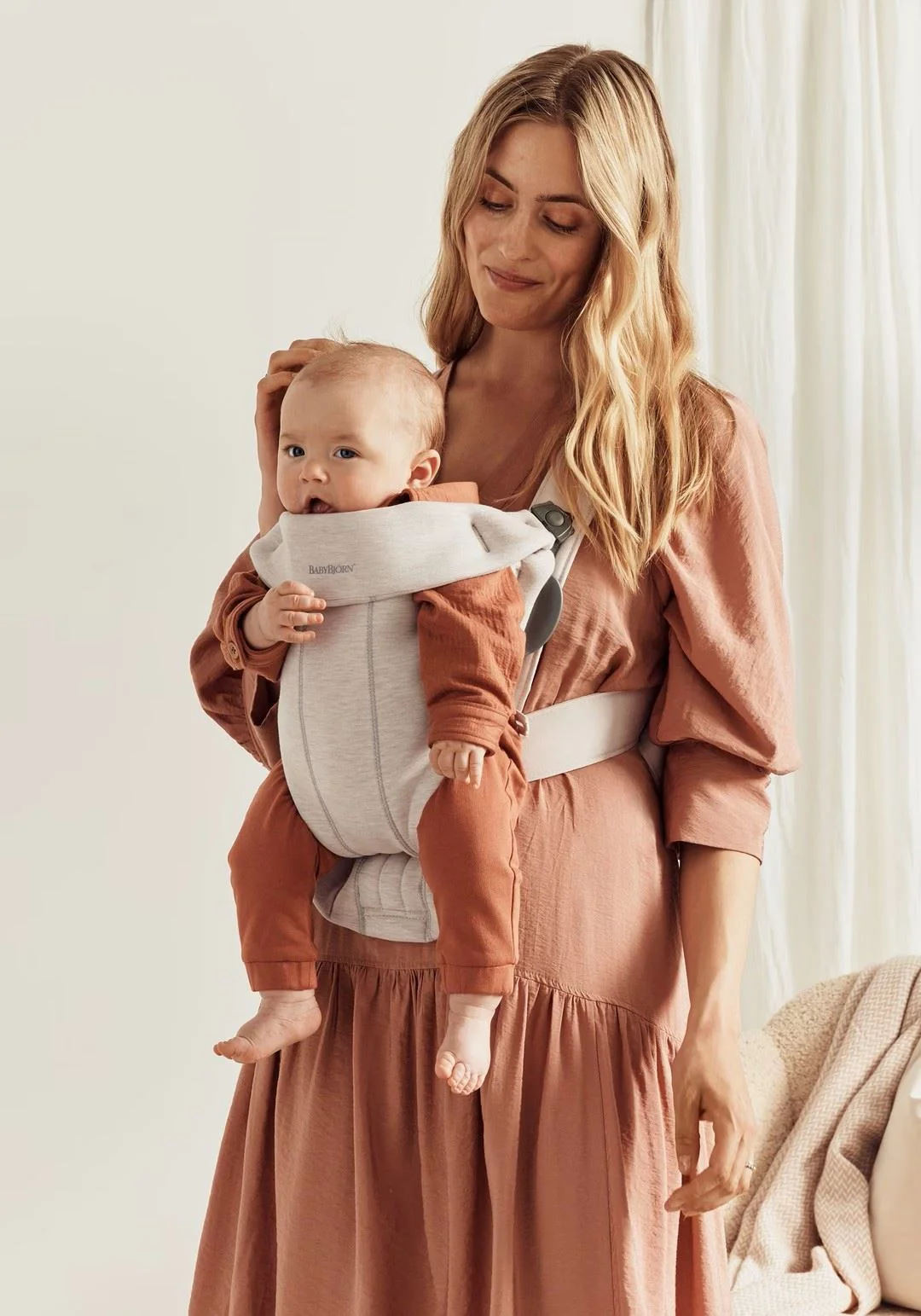 Marsupiu anatomic BabyBjorn Mini Light Beige cu pozitii multiple de purtare, 3D Jersey foto