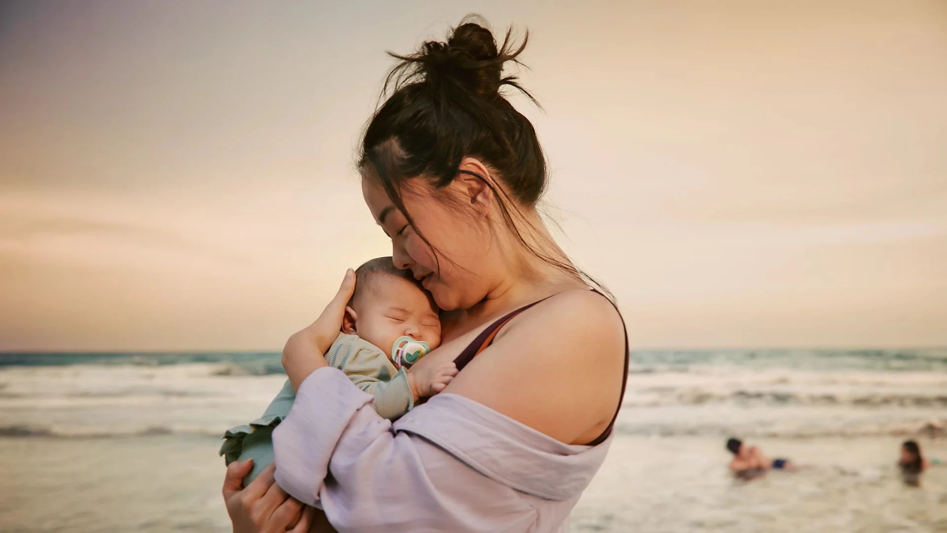 Силиконовые пустышки Philips Avent Ultra Air Happy Попугай/Клубника (0-6 мес.), 2 шт. foto