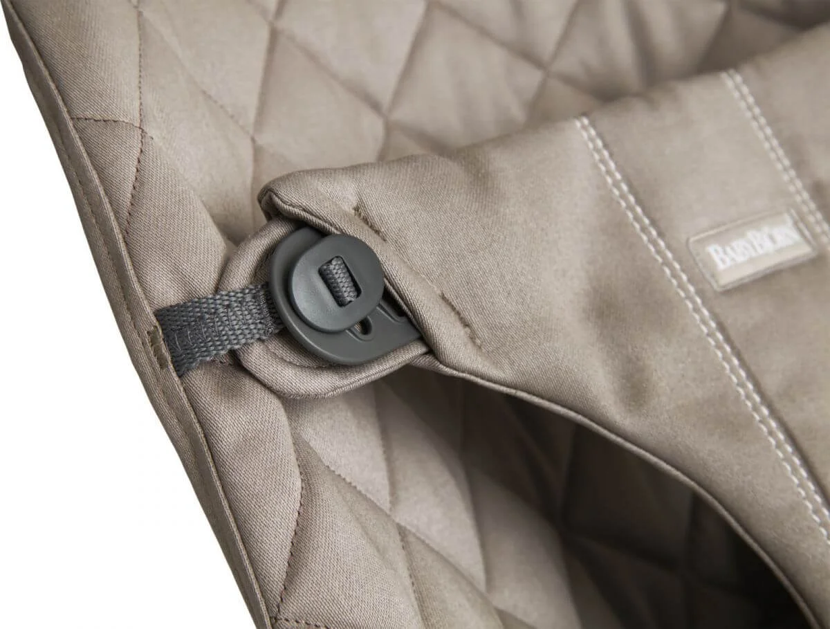 Кресло-шезлонг BabyBjorn Bliss Sand Grey, хлопок с развивающий игрушкой