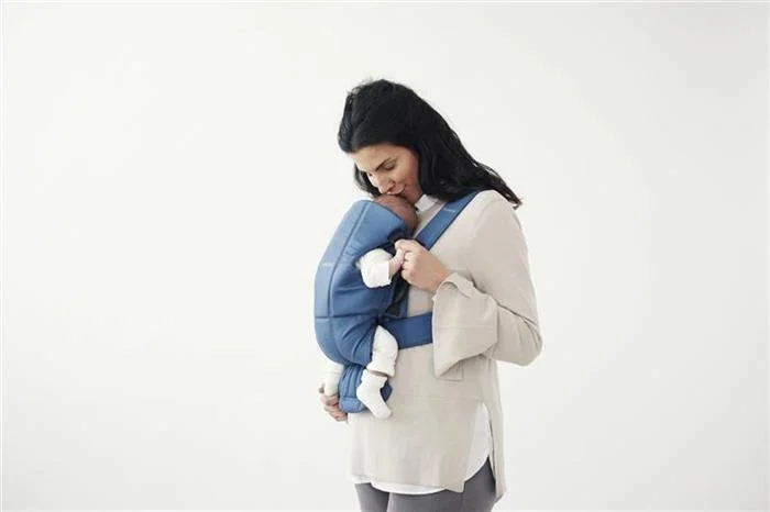 Marsupiu anatomic BabyBjorn Mini Vintage Indigo cu pozitii multiple de purtare, bumbac
