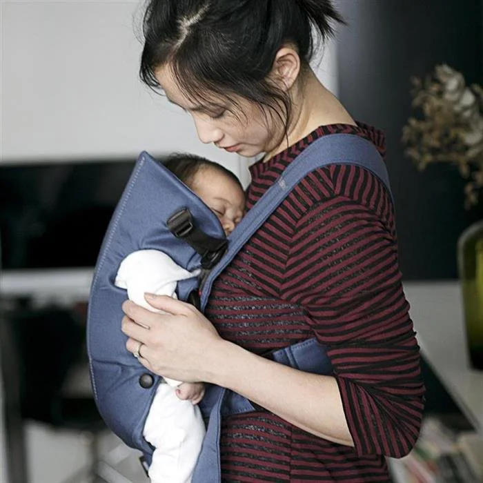 Marsupiu anatomic BabyBjorn Mini Vintage Indigo cu pozitii multiple de purtare, bumbac