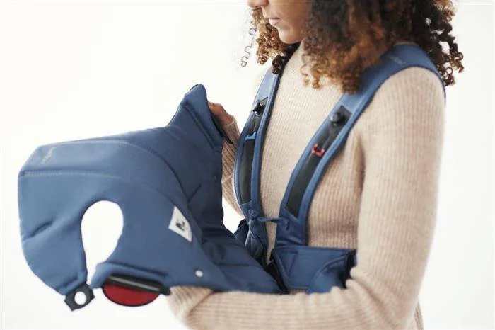 Marsupiu anatomic BabyBjorn Mini Vintage Indigo cu pozitii multiple de purtare, bumbac