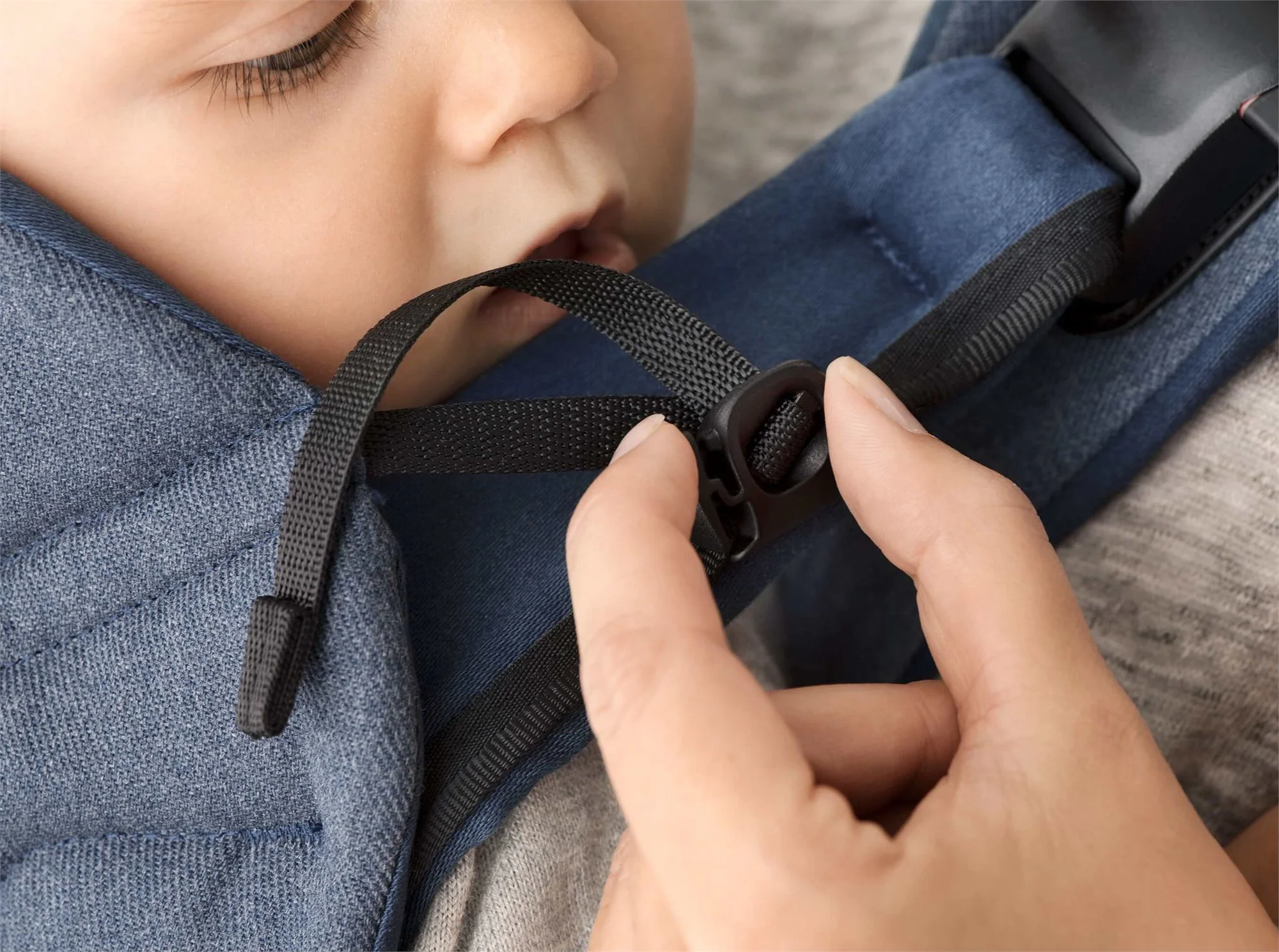 Marsupiu anatomic BabyBjorn One Denim Midnight Blue cu pozitii multiple de purtare, bumbac