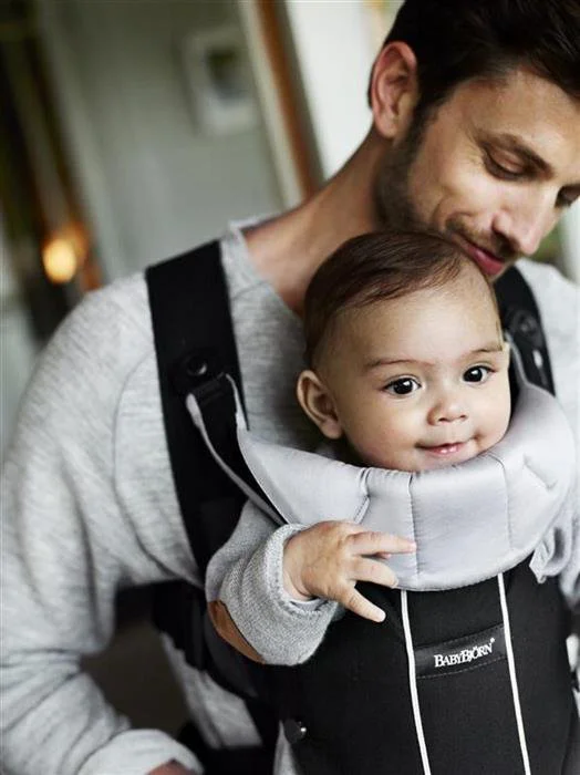Marsupiu anatomic BabyBjorn Miracle Black-Silver, cu pozitii multiple de purtare