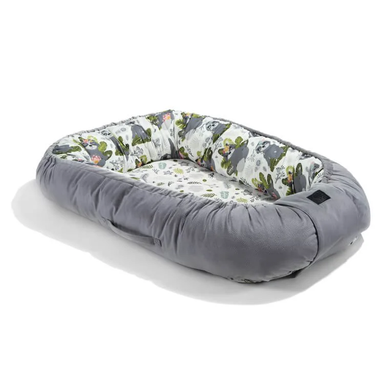 Babynest La Millou Velvet Collection - Yoga Sloth Squad - Graphite foto