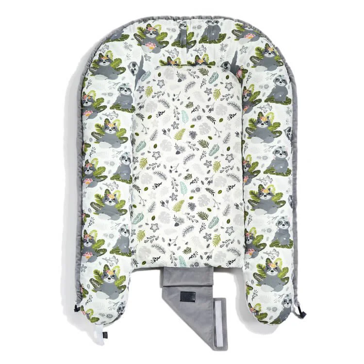 Babynest La Millou Velvet Collection - Yoga Sloth Squad - Graphite foto