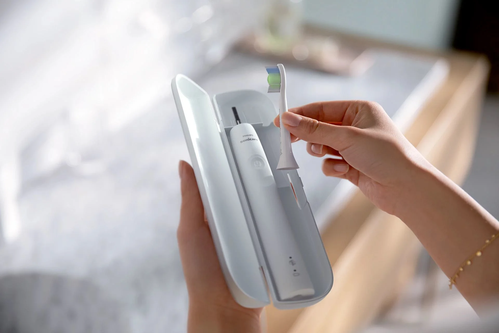 Электрическая звуковая зубная щётка Philips Sonicare серия 4100 + чехол foto