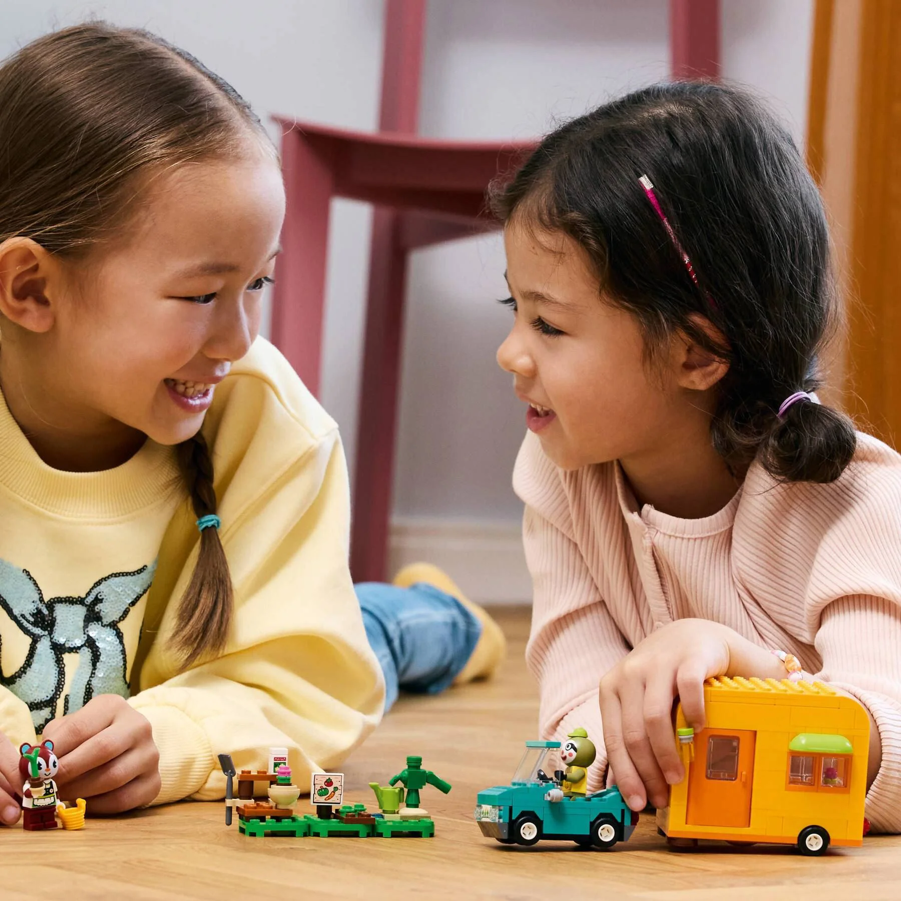 LEGO Animal Crossing - Caravana si magazinul de gradinarit al lui Leif foto