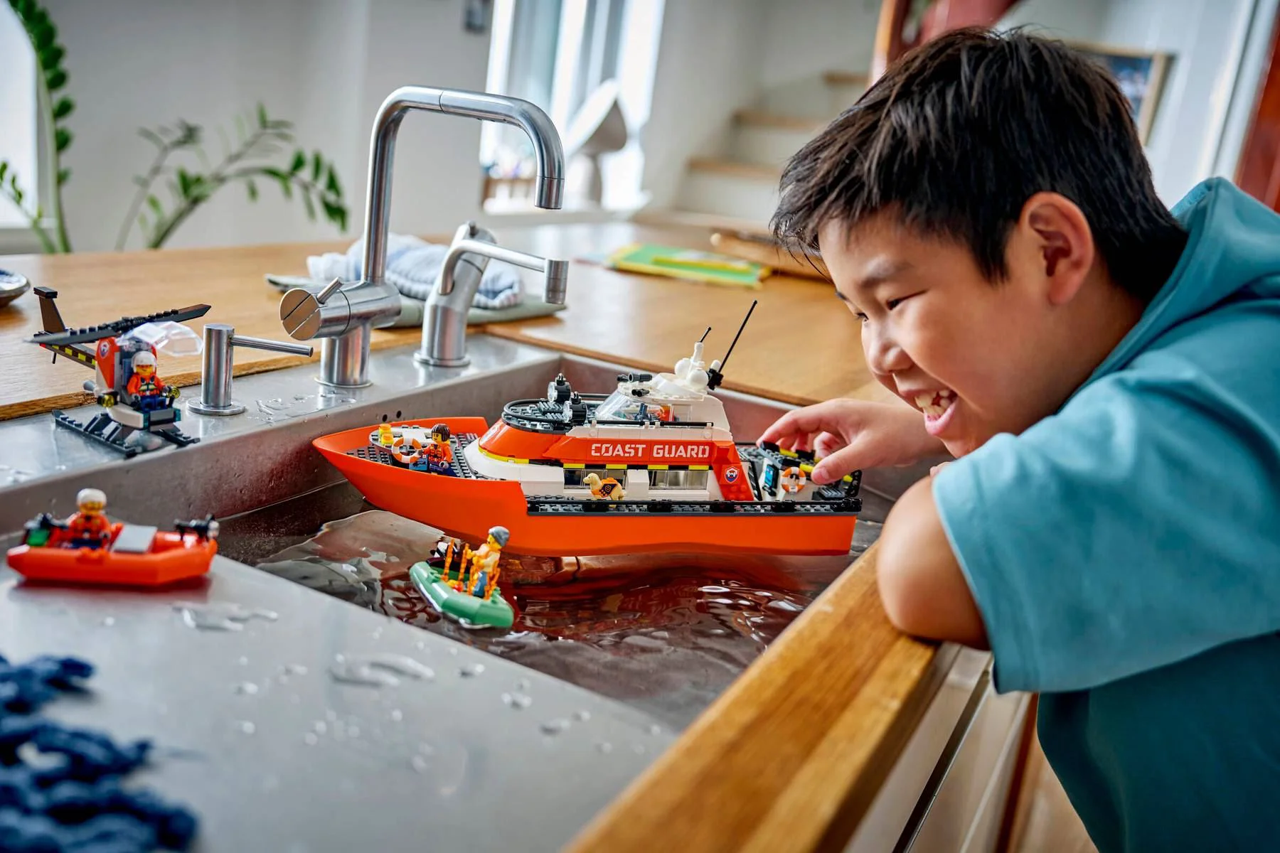 LEGO City - Barca de salvare a Garzii de Coasta si elicopter foto