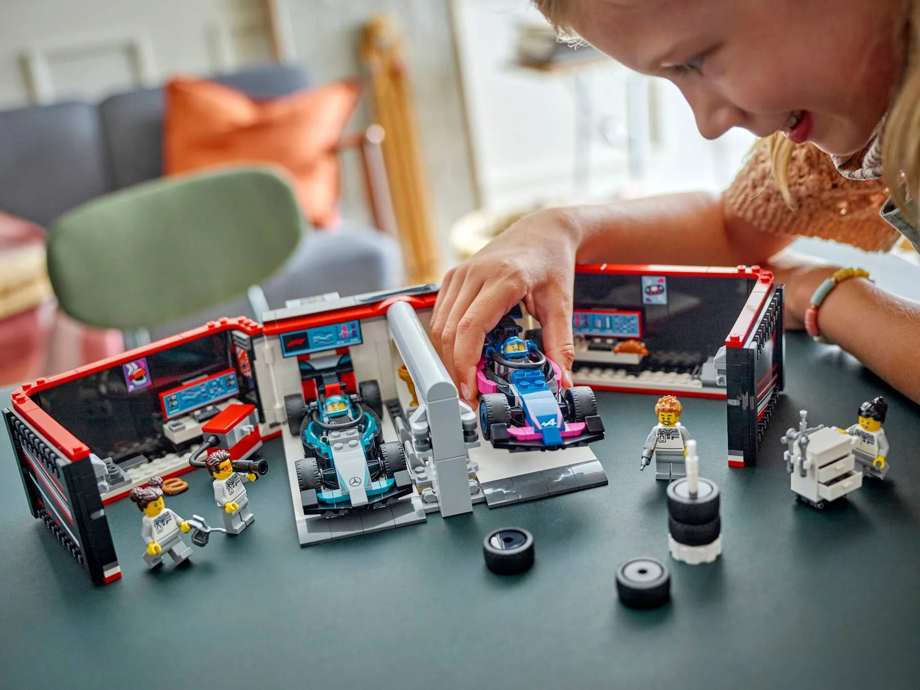 LEGO City - Garaj F1 si masini Mercedes-AMG & Alpine foto