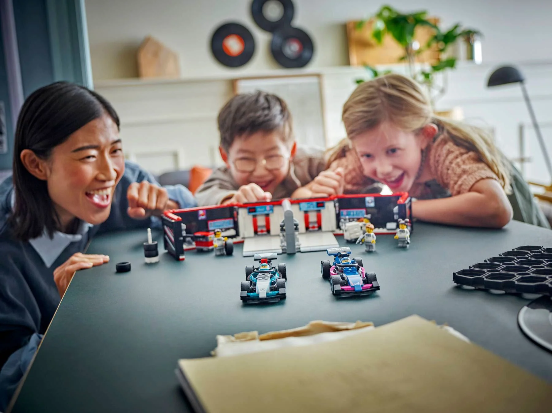 LEGO City - Garaj F1 si masini Mercedes-AMG & Alpine foto