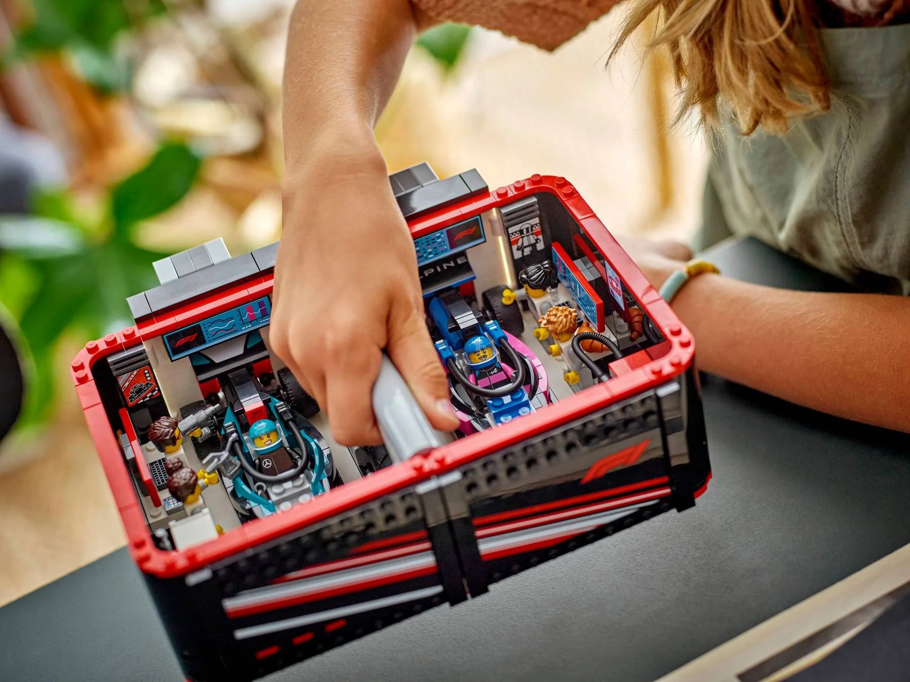 LEGO City - Garaj F1 si masini Mercedes-AMG & Alpine foto