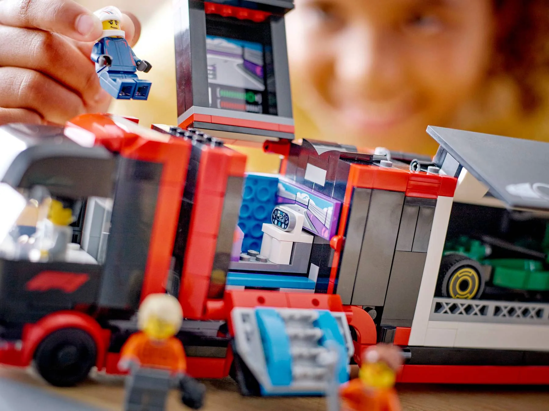 LEGO City - Camion F1 cu masinile RB20 & AMR24 foto