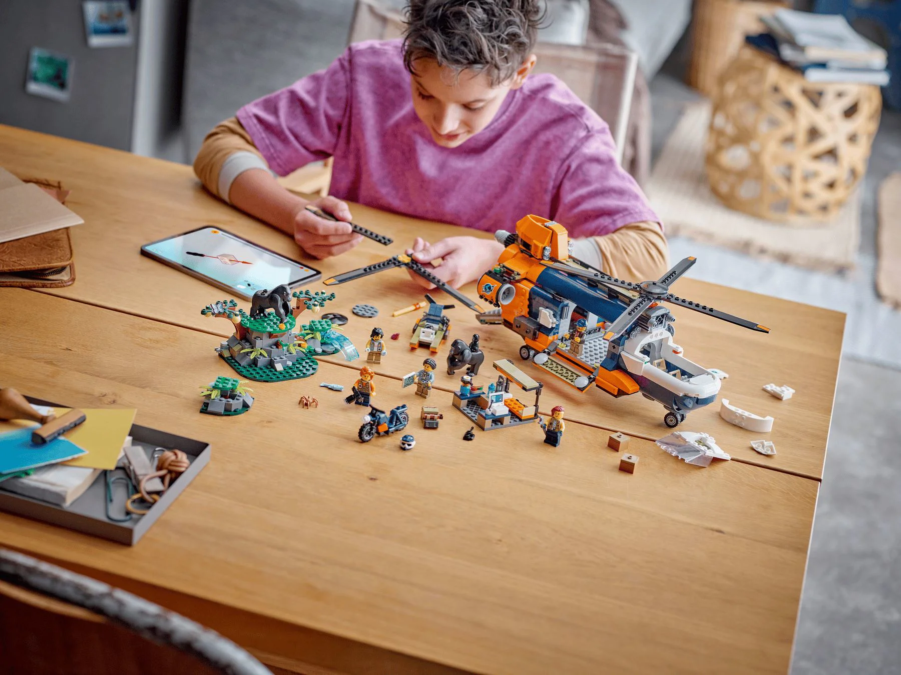 LEGO City - Вертолёт в базовом лагере исследователей джунглей foto