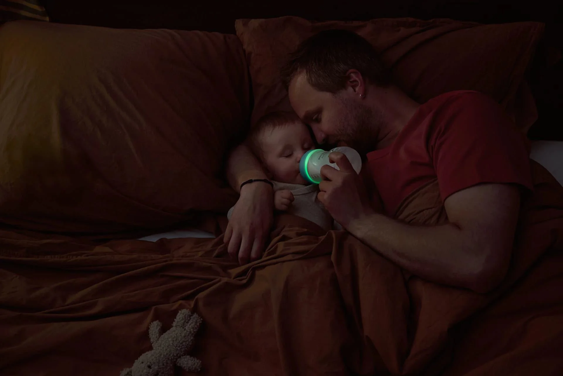 Набор пластиковая бутылочка Philips Avent Natural Response антиколиковая + пустышка Ultra Air Night foto
