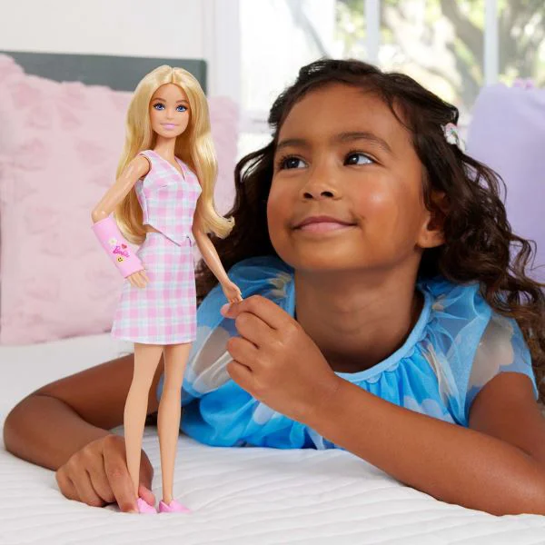 Кукла Barbie "Модница с розовым гипсом на руке" foto