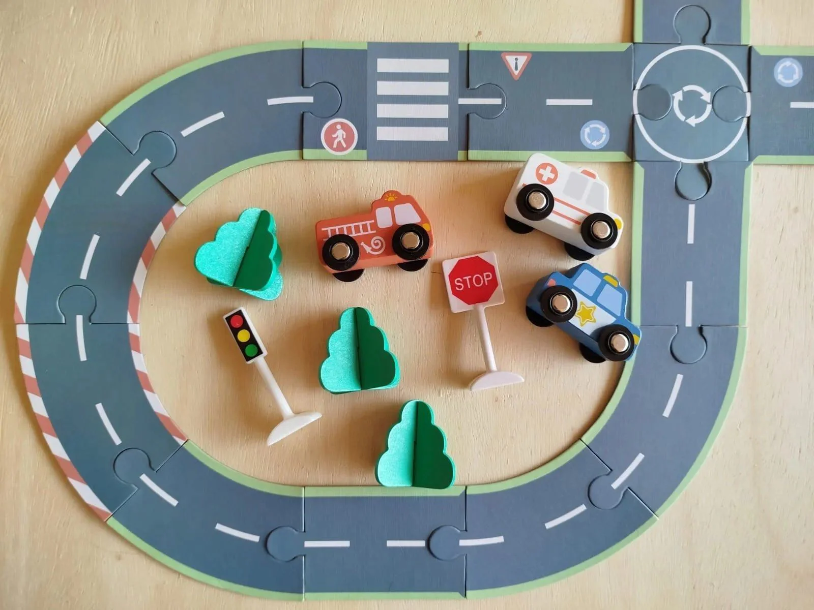 Set de joaca din lemn Tooky Toy Pista auto cu accesorii foto