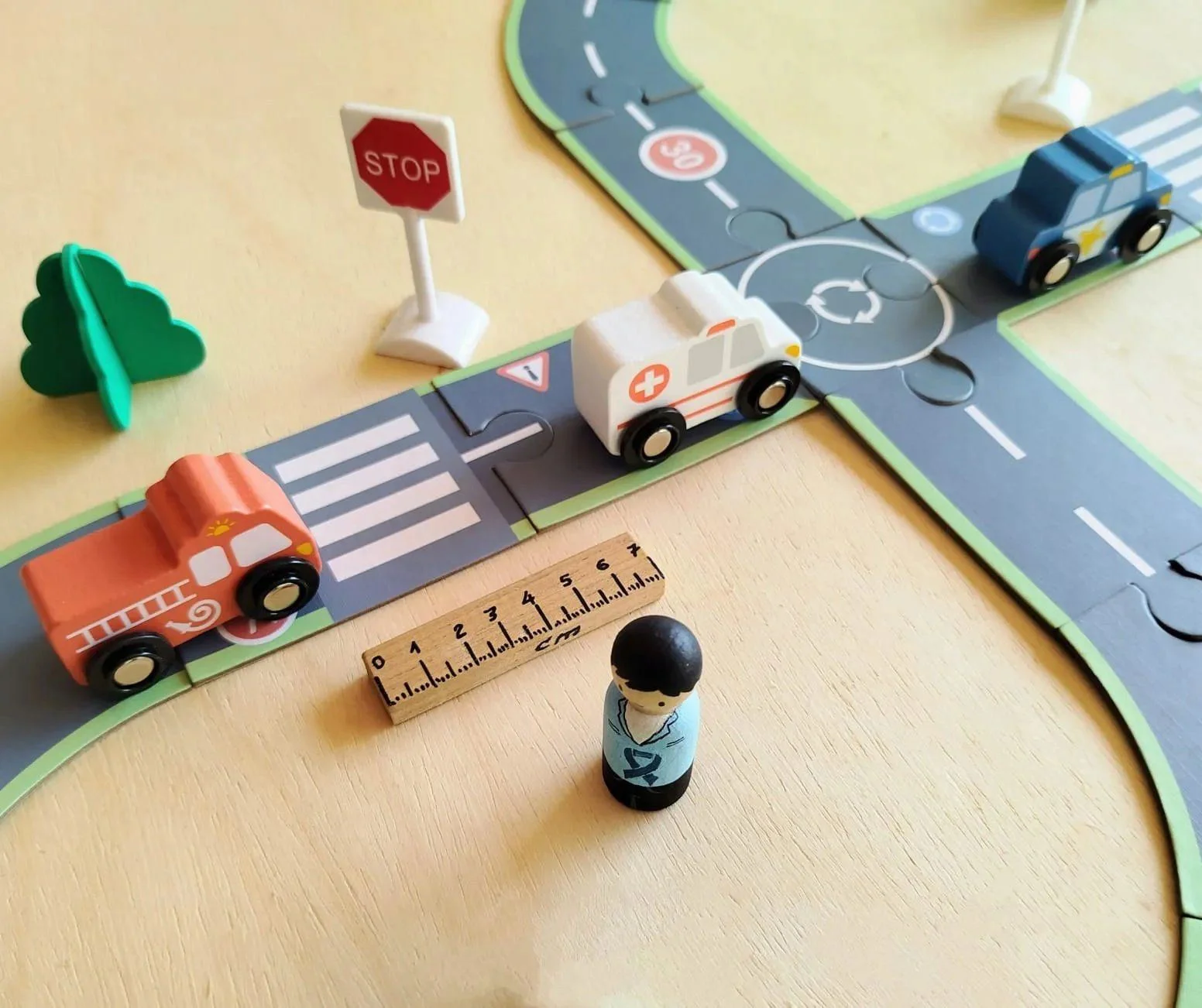 Set de joaca din lemn Tooky Toy Pista auto cu accesorii foto