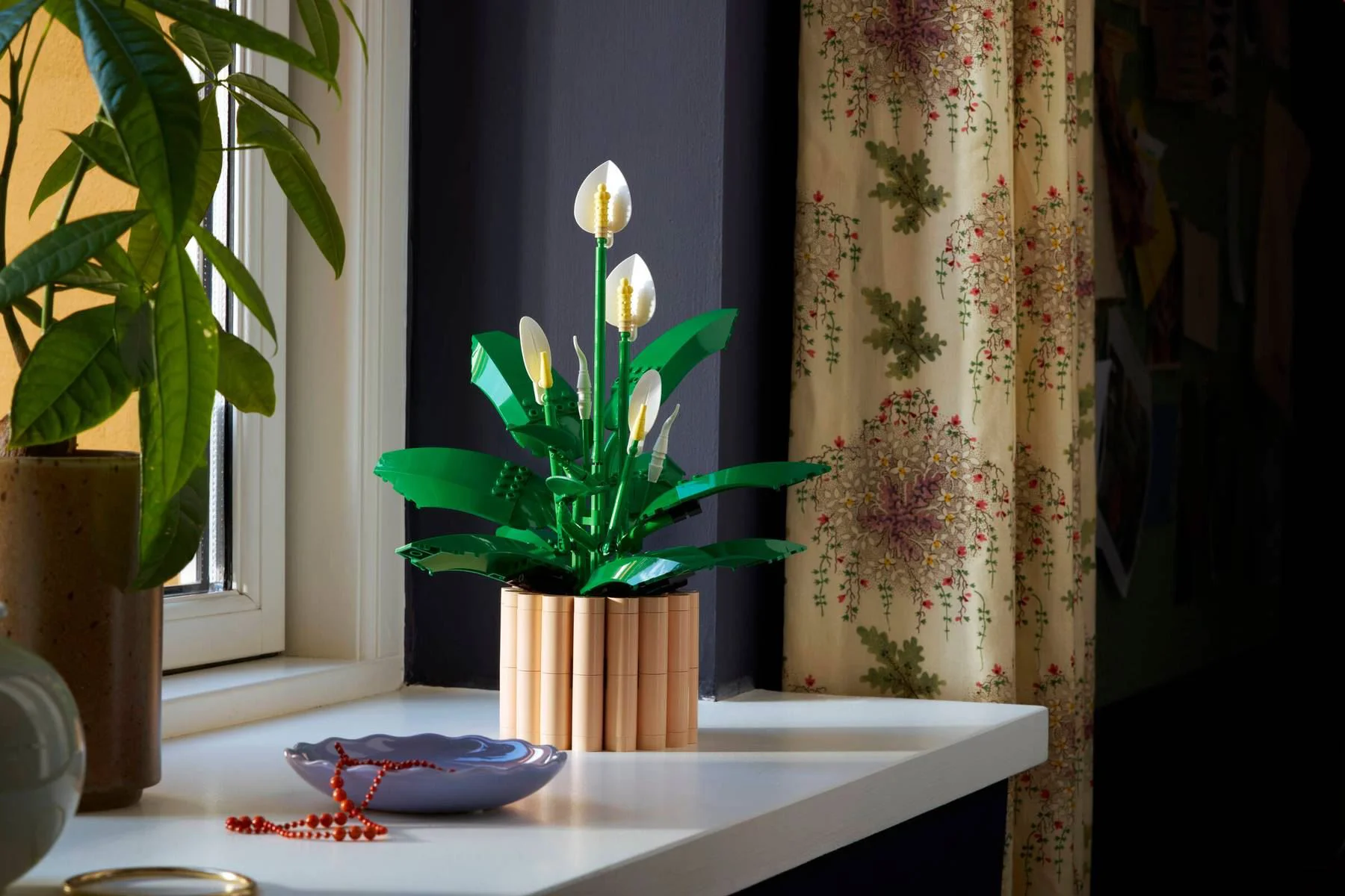 LEGO Botanicals - Crinul pacii foto