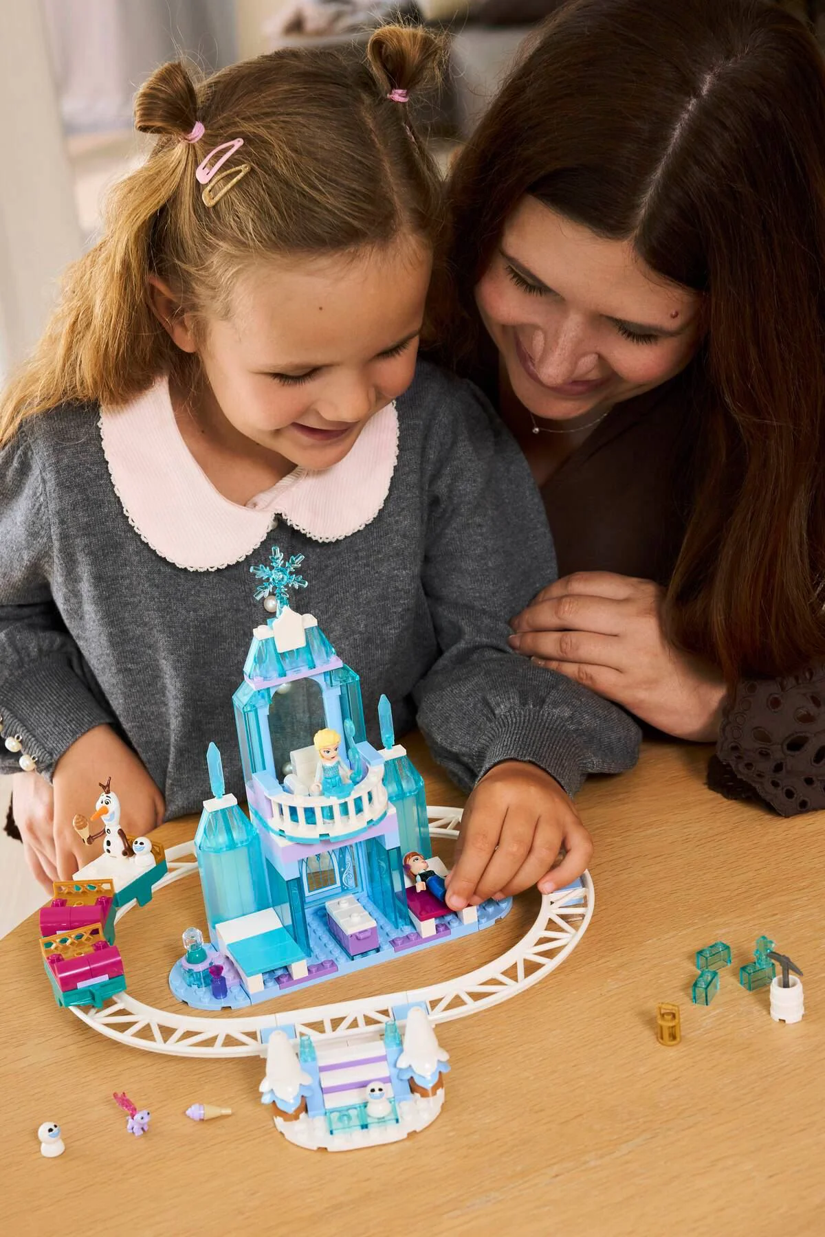 LEGO Disney - Castelul de Gheata al Elsei si Aventura cu Sania foto