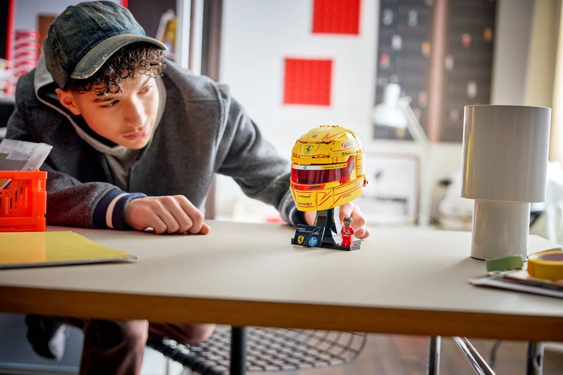 LEGO Editions - Scuderia Ferrari HP Lewis Hamilton Helmet foto