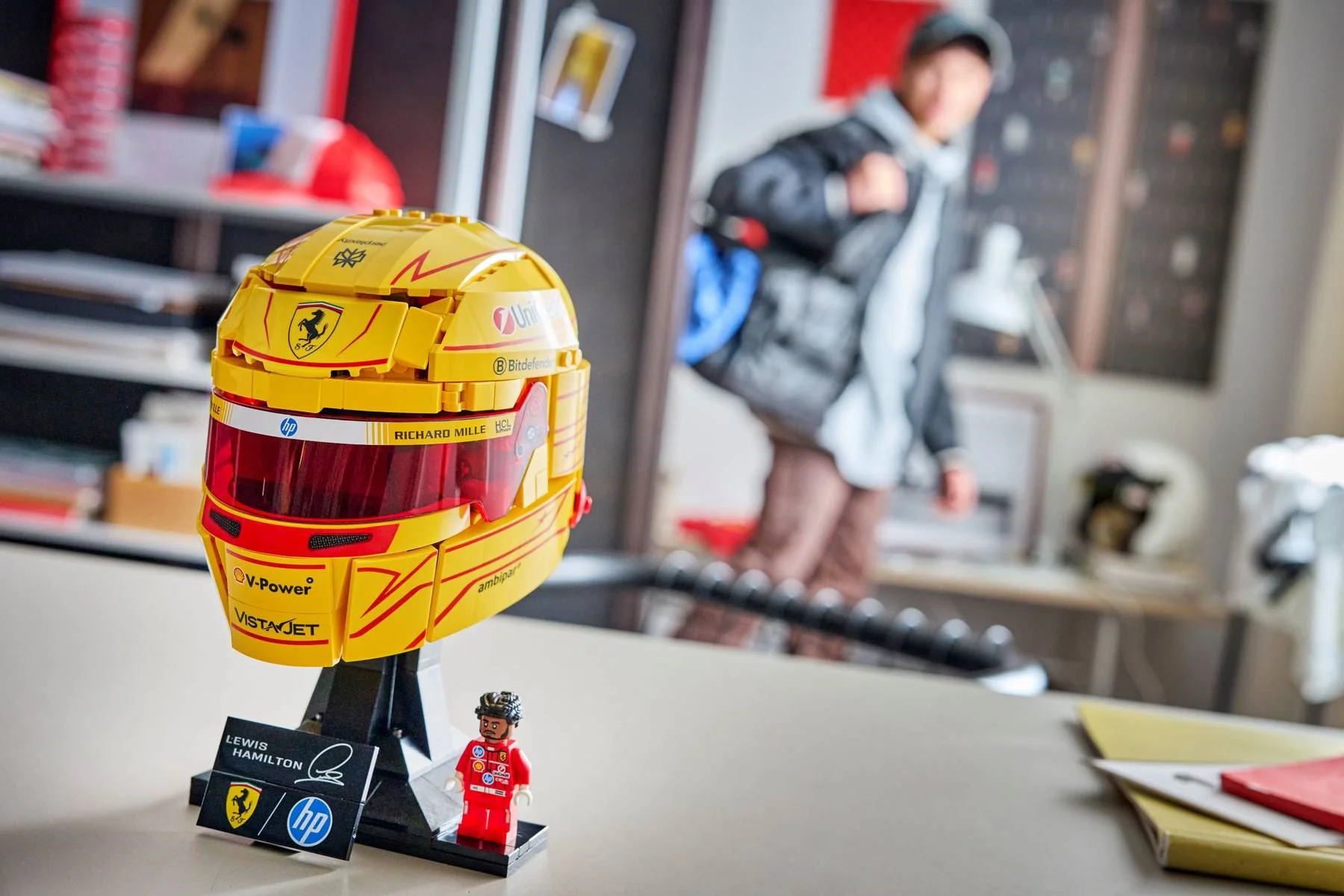 LEGO Editions - Scuderia Ferrari HP Lewis Hamilton Helmet foto