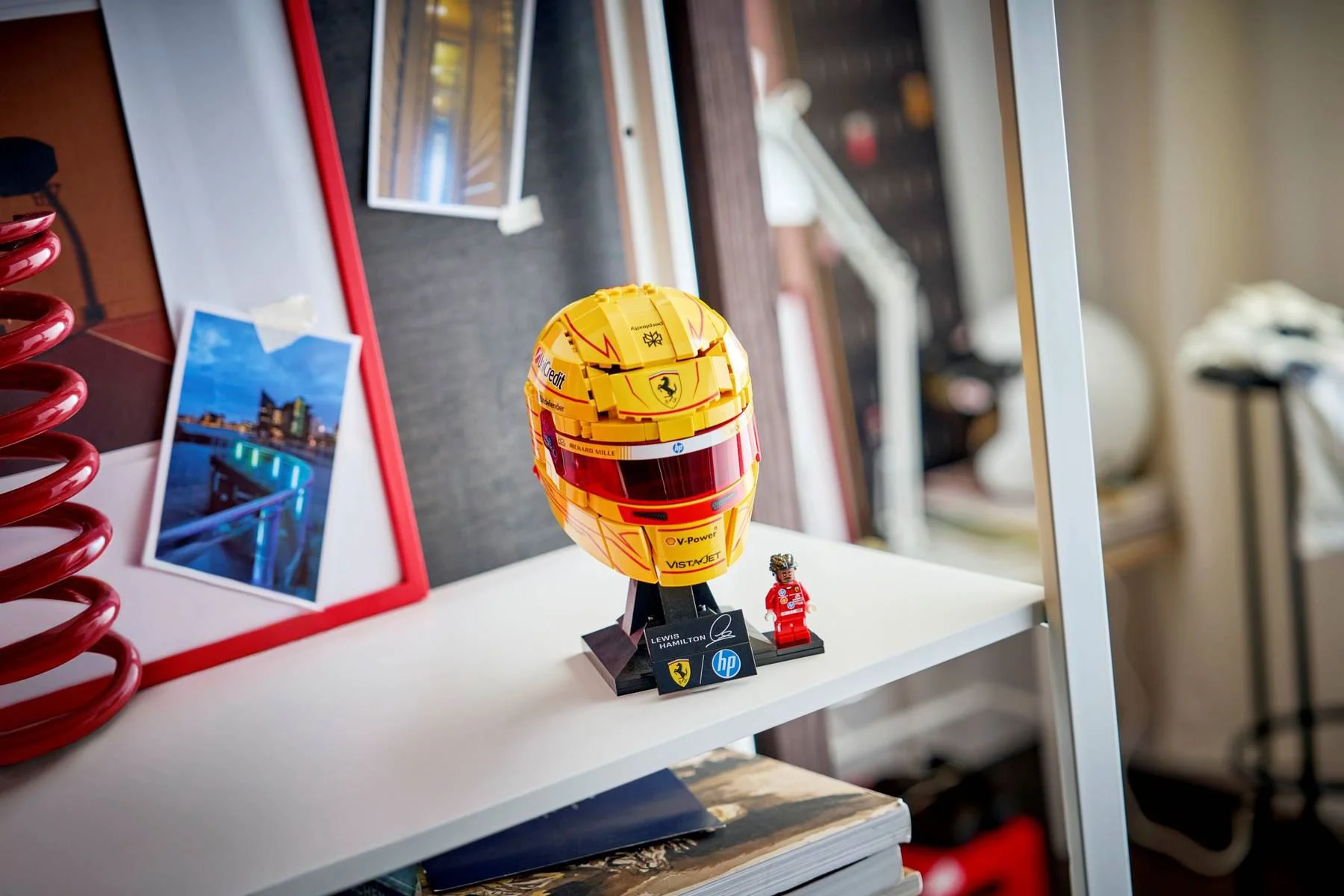 LEGO Editions - Scuderia Ferrari HP Lewis Hamilton Helmet foto