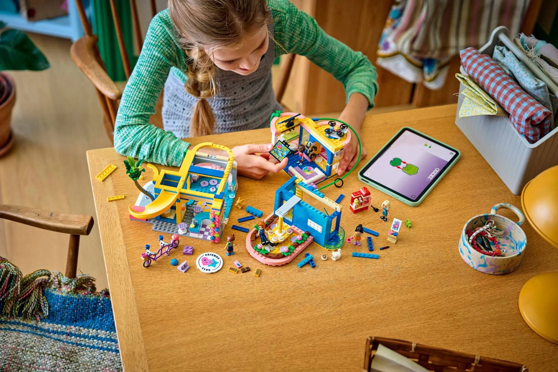 LEGO Friends - Клуб друзей в Хартлейк-Сити foto