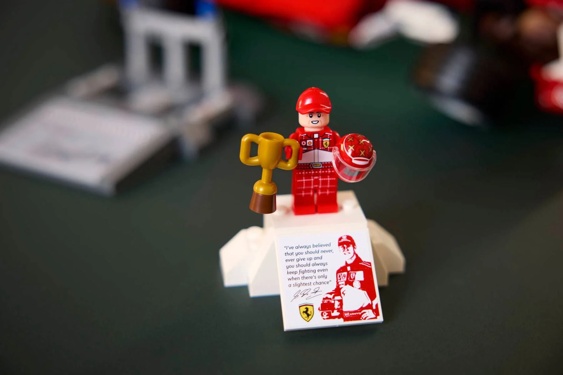 LEGO Icons - Ferrari F2004 & Michael Schumacher foto