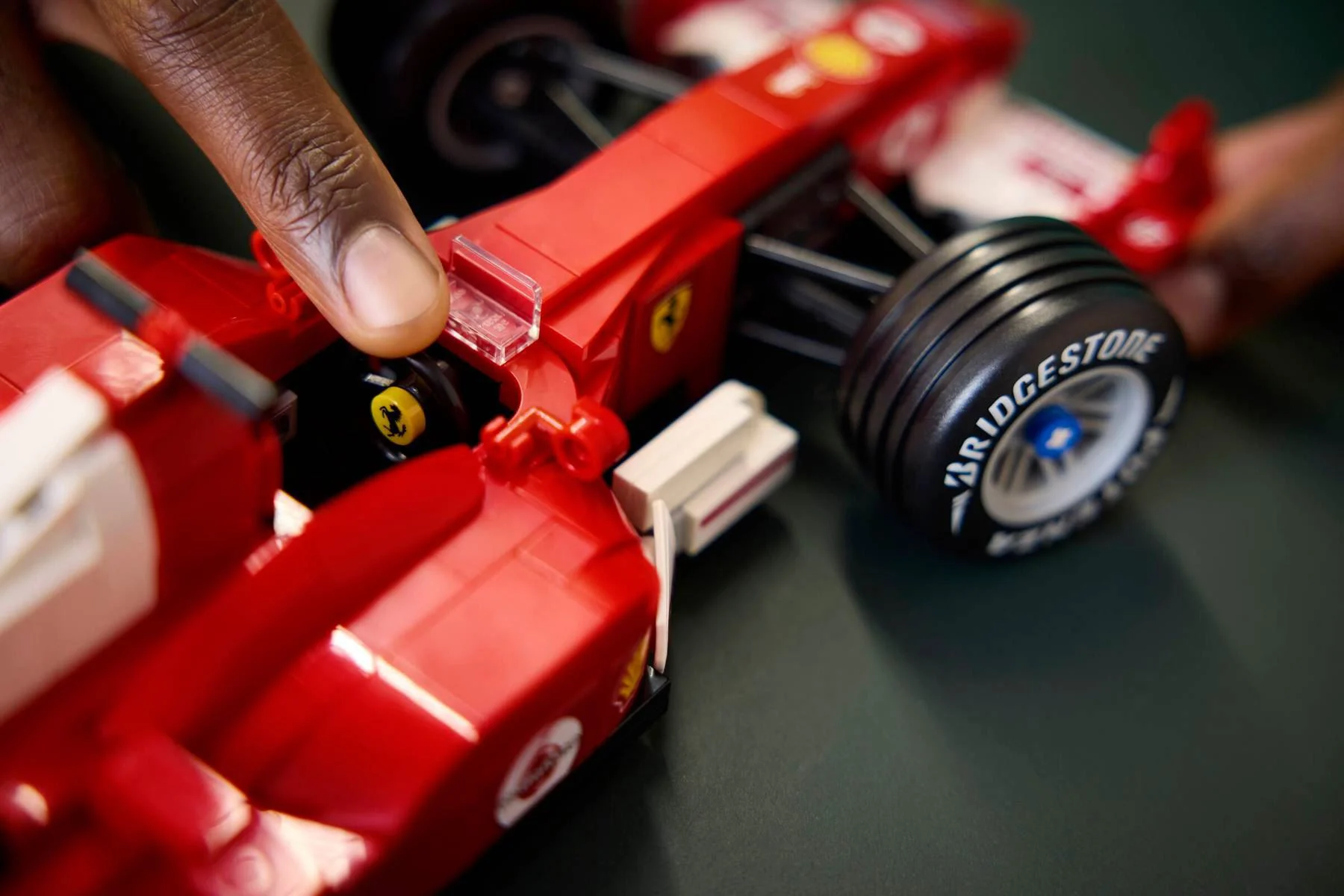 LEGO Icons - Ferrari F2004 & Michael Schumacher foto