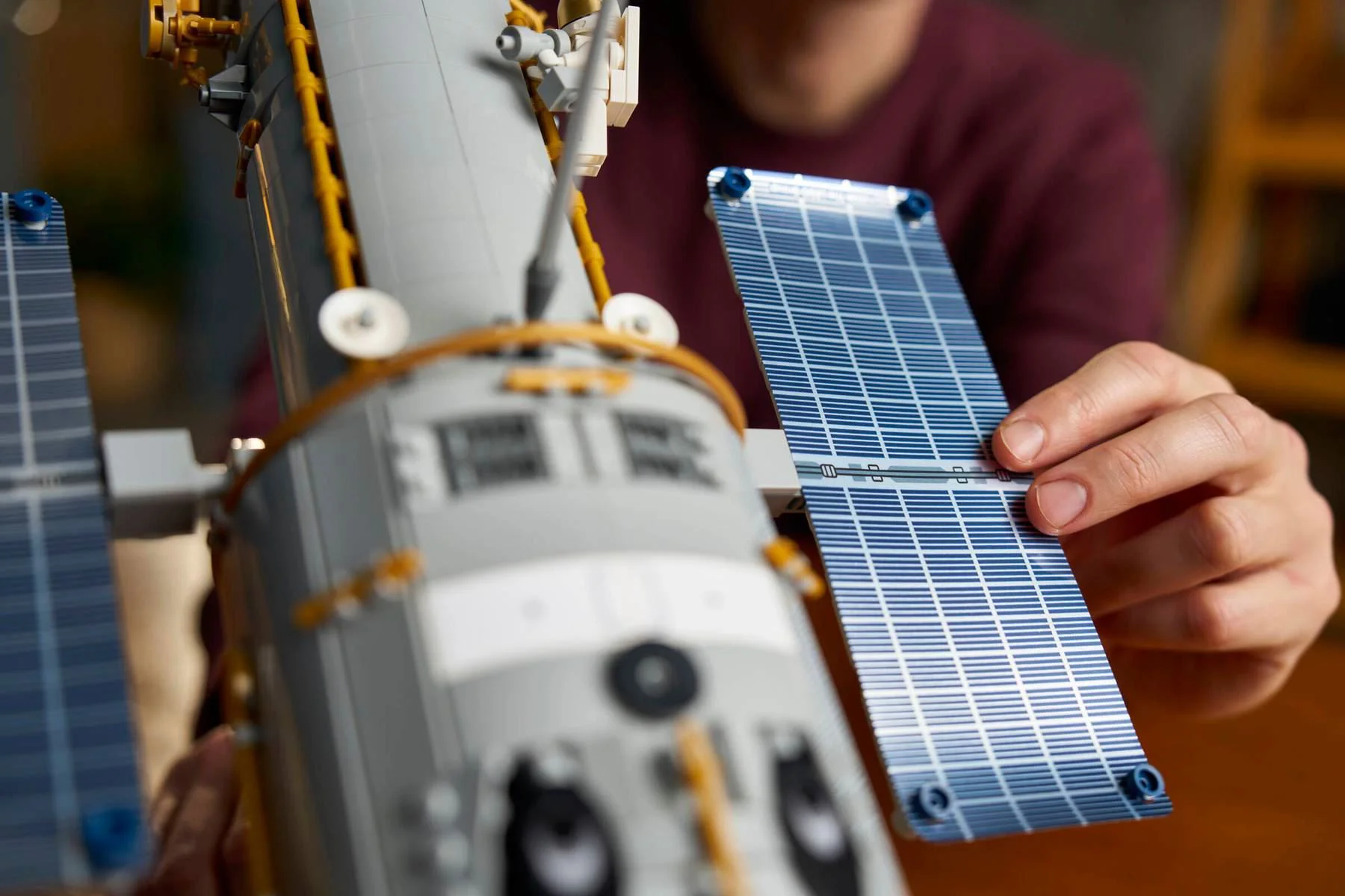 LEGO Icons - Telescopul Spațial Hubble foto