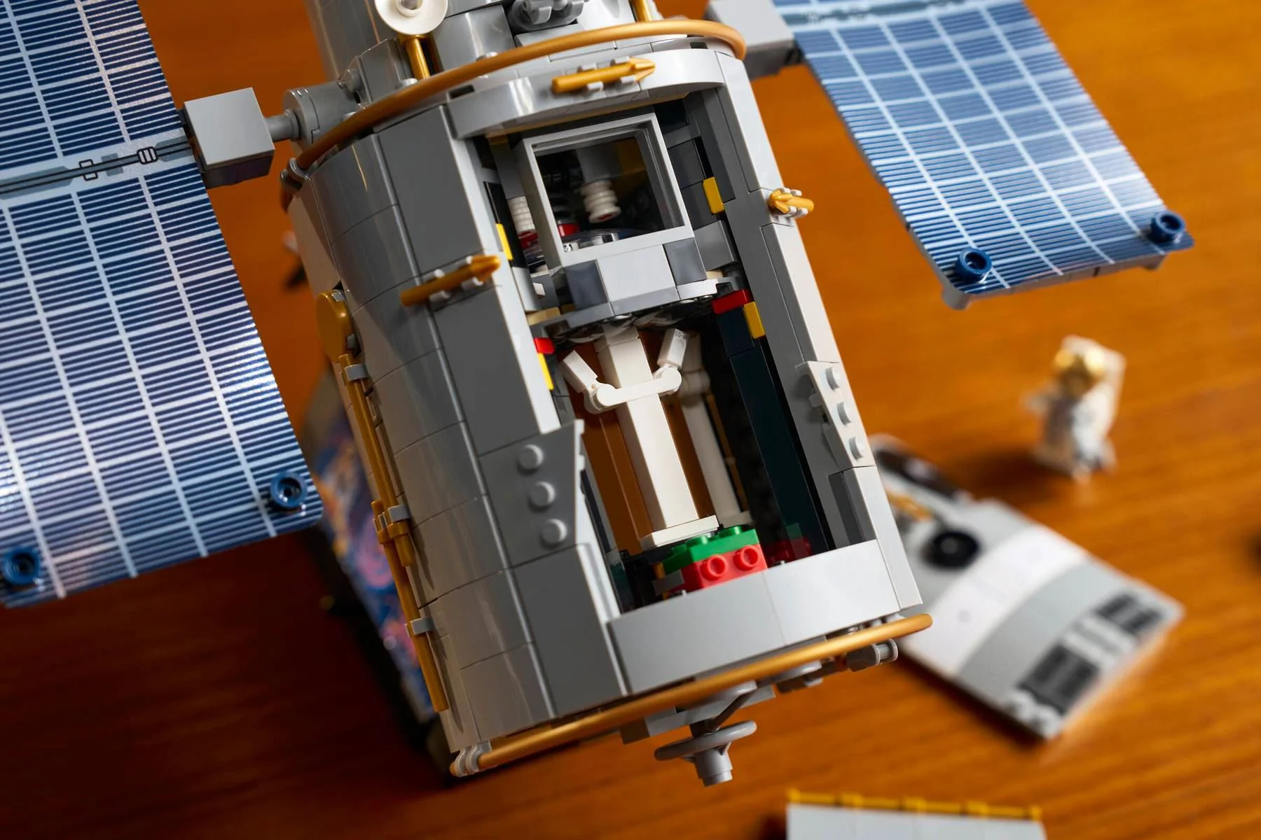 LEGO Icons - Telescopul Spațial Hubble foto