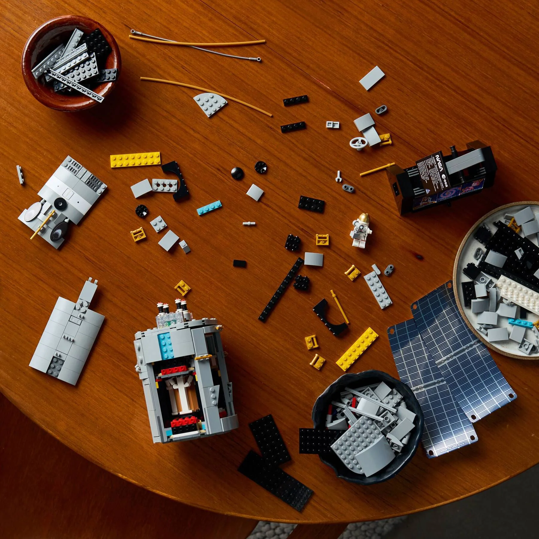 LEGO Icons - Telescopul Spațial Hubble foto