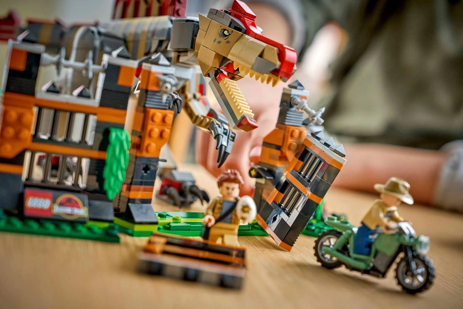 LEGO Jurassic World - Evadarea dinozaurului Spinosaurus foto