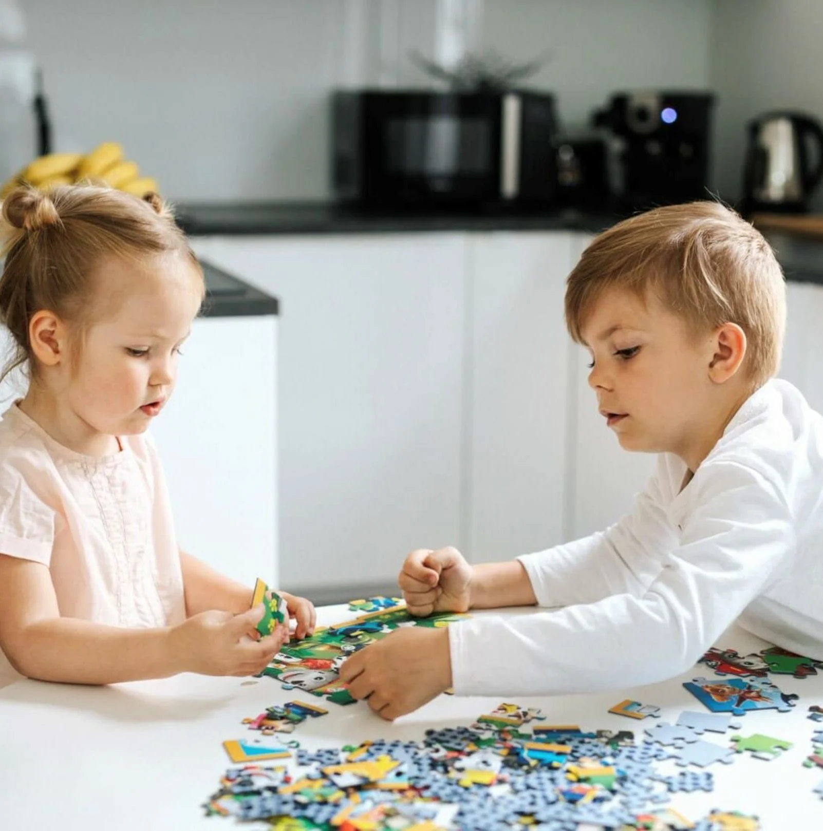 Puzzle Trefl O zi distractiva cu Patrula Catelusilor, 2x24 el. foto