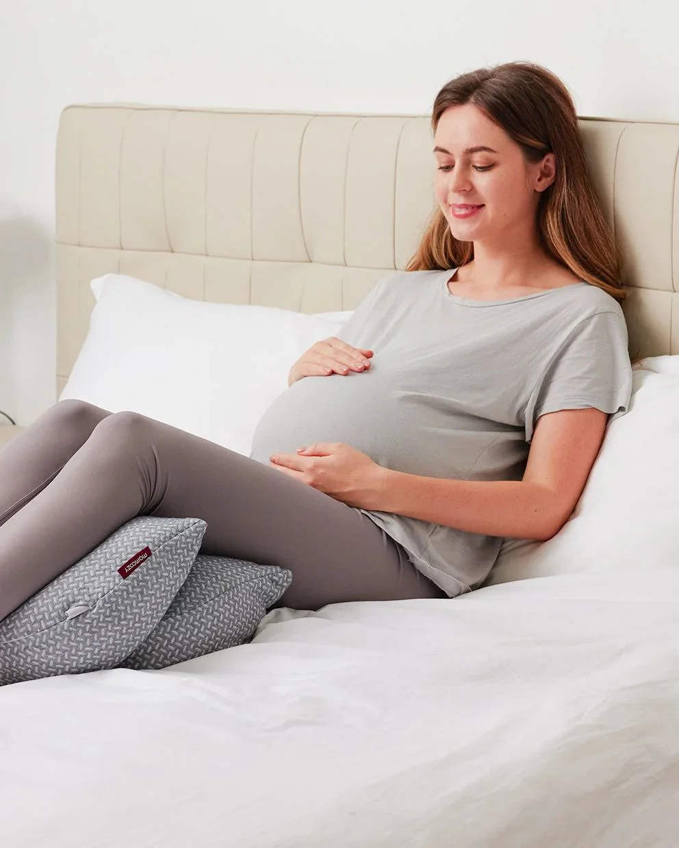 Perna pentru gravide in forma de W Momcozy Grey foto