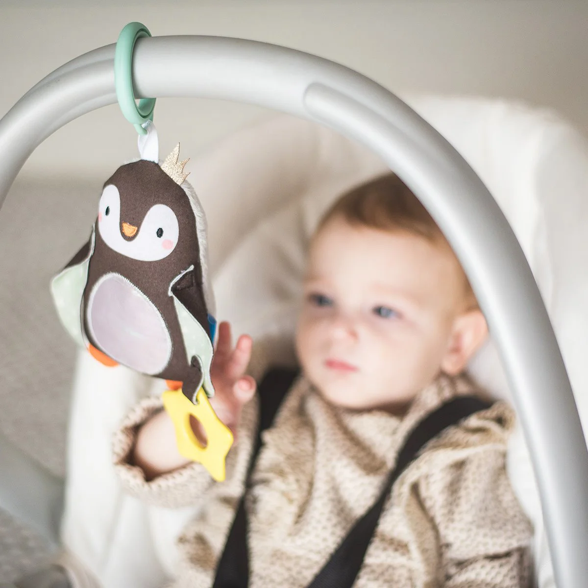 Jucarie interactiva cu pandantiv Taf Toys Printul Pinguin - colecția Lumini Polare