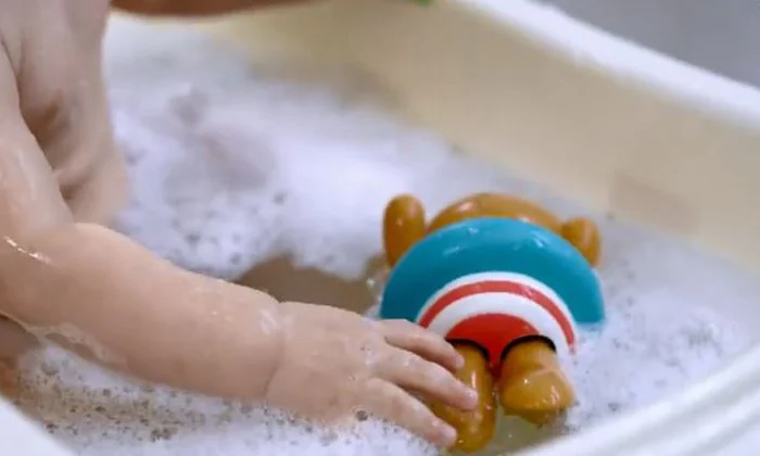 Jucarie din lemn Hape Inotatorul Teddy foto