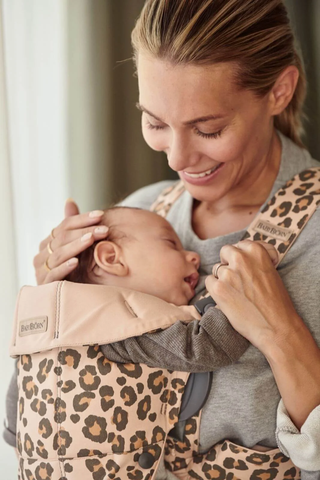 Marsupiu anatomic BabyBjorn Mini Beige/Leopard cu pozitii multiple de purtare, bumbac