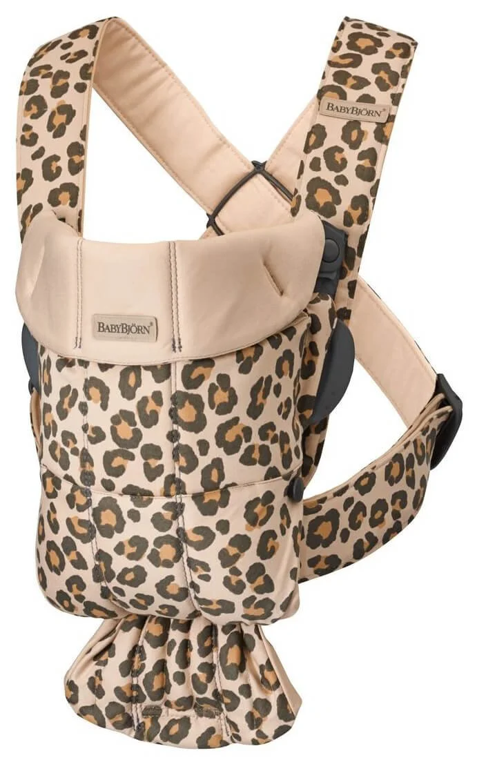 Marsupiu anatomic BabyBjorn Mini Beige/Leopard cu pozitii multiple de purtare, bumbac