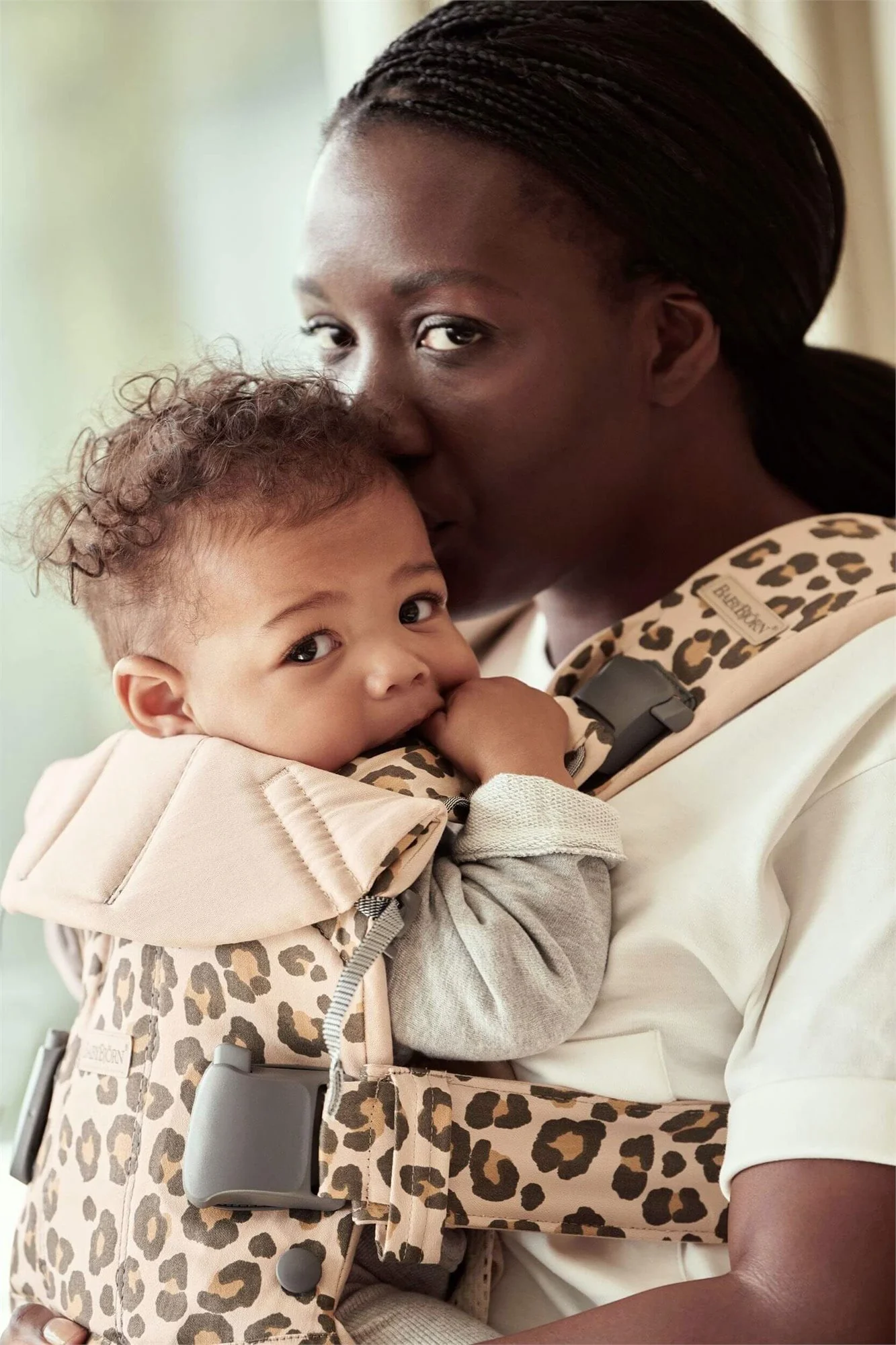 Marsupiu anatomic BabyBjorn One Beige/Leopard cu pozitii multiple de purtare, bumbac