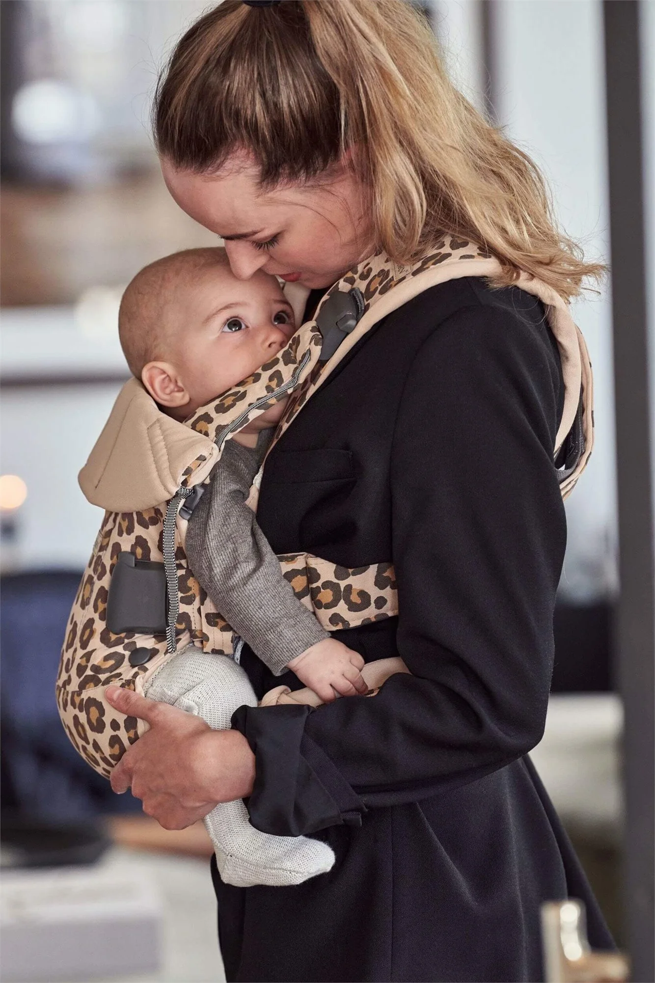 Marsupiu anatomic BabyBjorn One Beige/Leopard cu pozitii multiple de purtare, bumbac